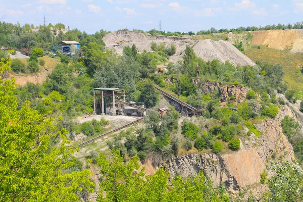 Wydobycie surowców mineralnych w kamieniołom granitu — Zdjęcie stockowe