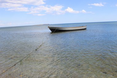 Balıkçı teknesi çapa Denizde kum sahil yakınında