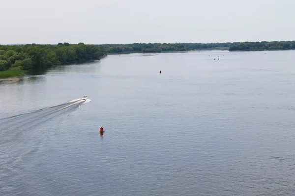 Luchtfoto van motorboot op rivier Dnjepr — Stockfoto