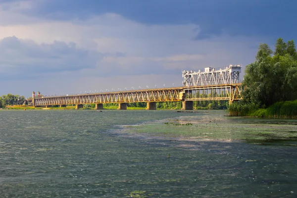 Ponte através do rio Dnieper e nuvens de tempestade no céu — Fotografia de Stock