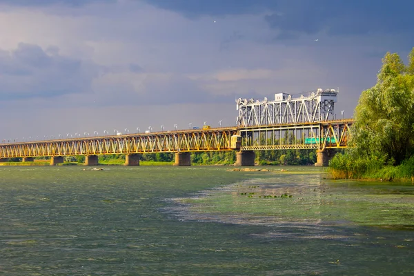 Ponte através do rio Dnieper e nuvens de tempestade no céu — Fotografia de Stock