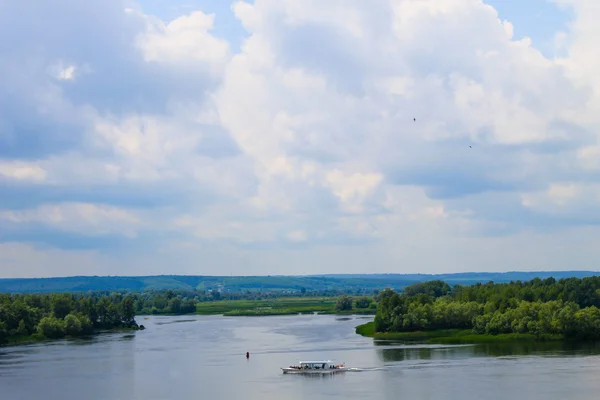 Touristenboot auf dem Dnjepr in Kremenchug, Ukraine — Stockfoto