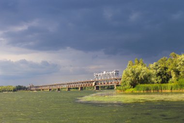 Nehir Dnieper ve fırtına bulutları gökyüzünde köprüden