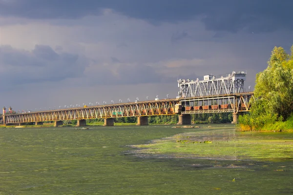 Ponte através do rio Dnieper e nuvens de tempestade no céu — Fotografia de Stock