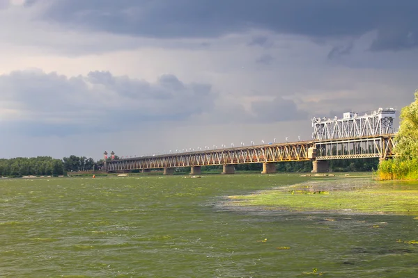Nehir Dnieper ve fırtına bulutları gökyüzünde köprüden