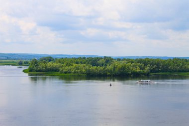 Turist tekne Dnieper Nehri üzerinde 