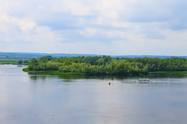 Turystyczna łodzi nad rzeką Dniepr — Zdjęcie stockowe