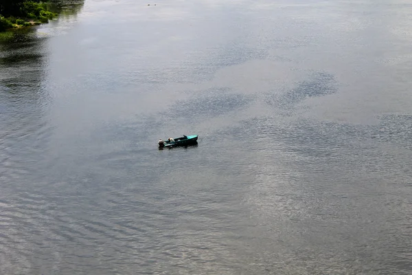 Łódź z rybaków nad rzeką Dniepr — Zdjęcie stockowe