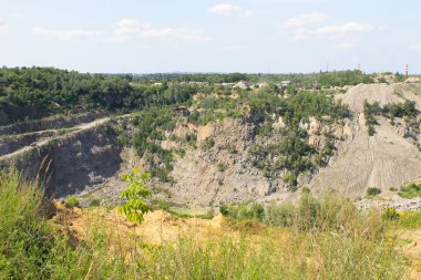 Granit ocağı içinde mineral kaynakların çıkarılması