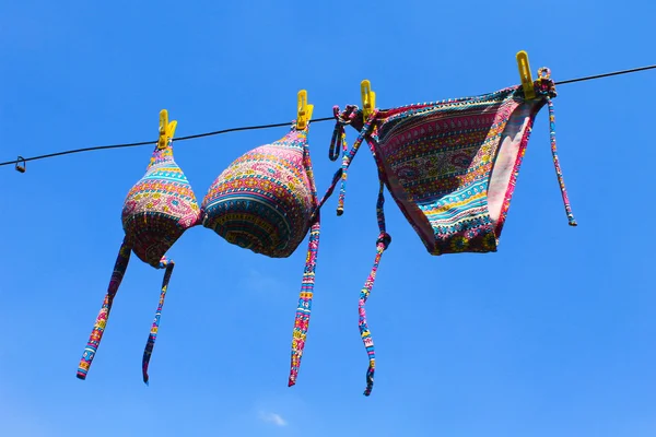 Asciugatura costume da bagno donna contro cielo blu — Foto Stock