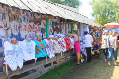 Velyki Sorochyntsi, Ukrayna Sorochintsy fuarda elbise işlemeli Ukrayna 