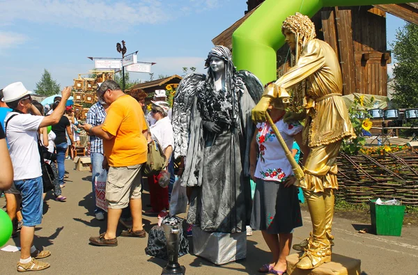 Tourists taking photo with living statues — Stock Photo, Image