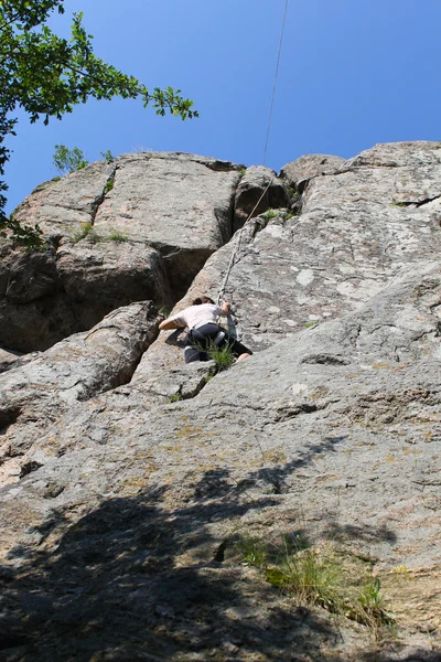 Kvinna rock klättrare klättrar på klippa — Stockfoto