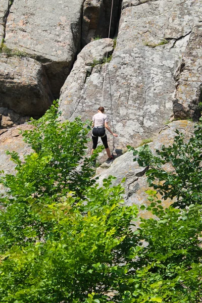 Mujer escalador escalada en roca —  Fotos de Stock