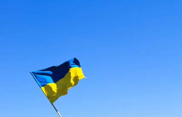 Bandera de Ucrania contra el cielo azul — Foto de Stock