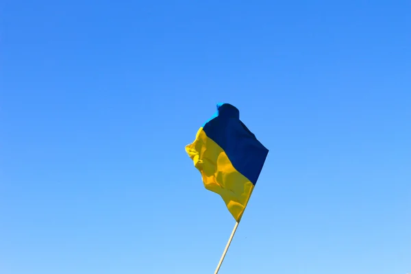 Bandera de Ucrania contra el cielo azul — Foto de Stock