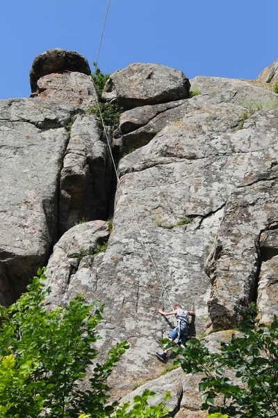 Junge klettert auf Felsen — Stockfoto