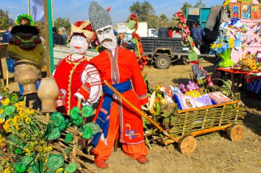 Kumaş heykeller ile hasat tatil sepeti 