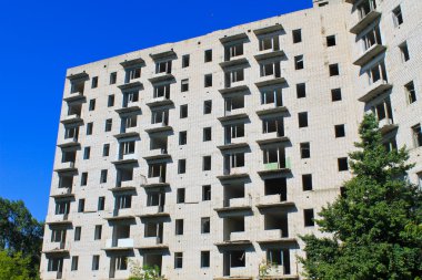 Çok öykülü binayı terk