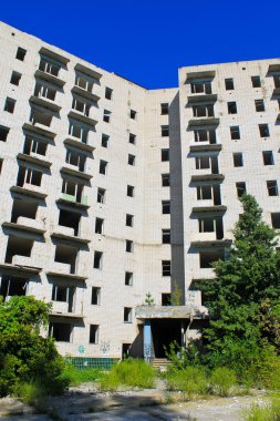 Çok öykülü binayı terk