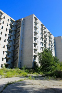 Çok öykülü binayı terk