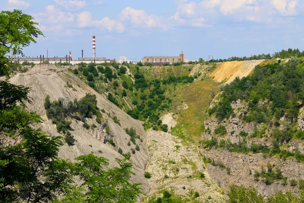 Добыча полезных ископаемых в гранитном карьере — стоковое фото