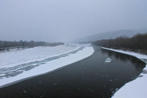 Rivière d'hiver dans les montagnes des Carpates — Photo