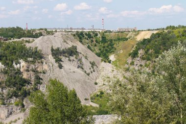 Granit ocağı içinde mineral kaynakların çıkarılması