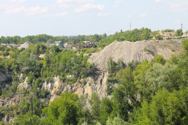 Granit ocağı içinde mineral kaynakların çıkarılması