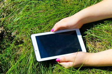 Bir tablet holding kadının eller 