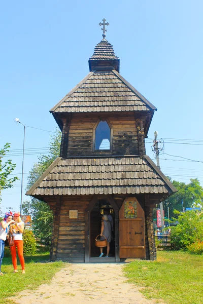 Oude houten kerk op grondgebied Sorochintsy Fair — Stockfoto