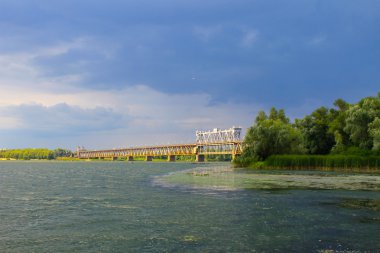 Nehir Dnieper ve fırtına bulutları gökyüzünde köprüden