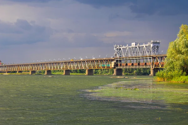 Ponte através do rio Dnieper e nuvens de tempestade no céu — Fotografia de Stock