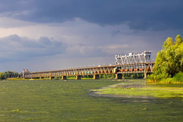 Jembatan di seberang sungai Dnieper dan awan badai di langit — Stok Foto