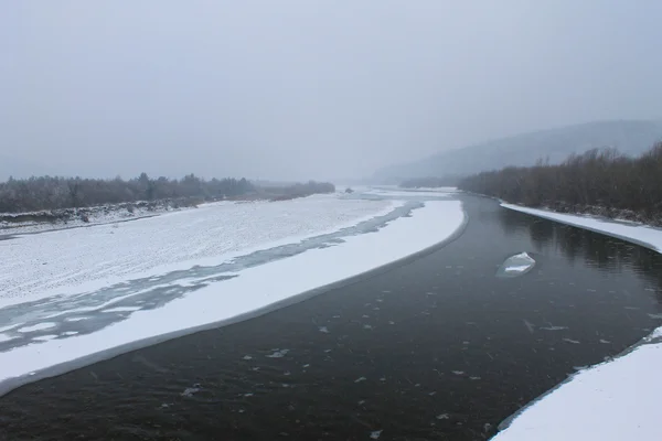 Χειμώνα στον ποταμό στα Καρπάθια Όρη — Φωτογραφία Αρχείου