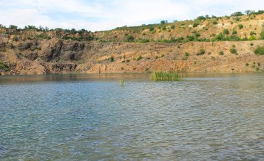 Terk edilmiş taş ocağında göl