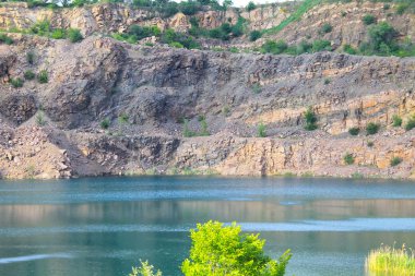 Terk edilmiş taş ocağında göl