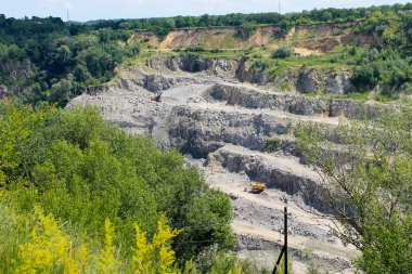 Granit ocağı içinde mineral kaynakların çıkarılması