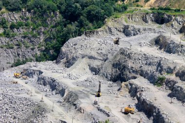 Granit ocağı içinde mineral kaynakların çıkarılması