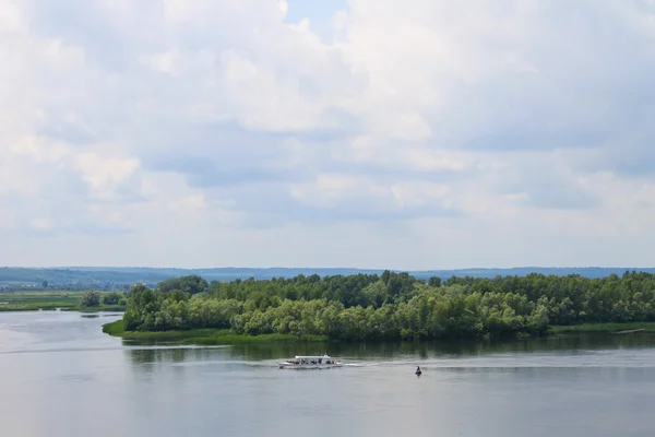 Toeristische boot op de rivier de Dnjepr in Kremenchug — Stockfoto