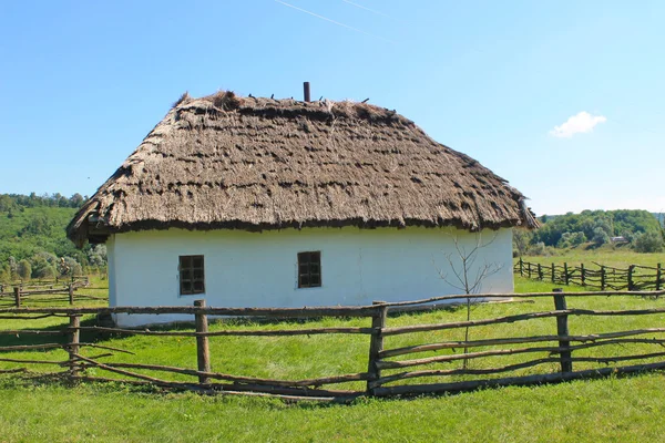 Altes traditionelles ukrainisches Haus — Stockfoto