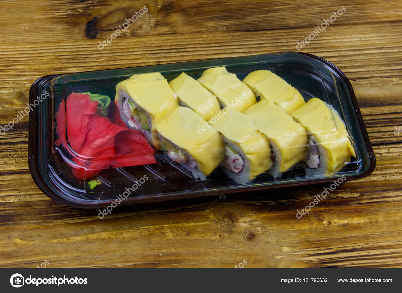 Sushi Cheese Rolls Dalam Kotak Plastik Atas Meja Kayu Sushi Stok Foto C Olyasolodenko 421796632