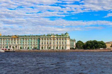 St. Petersburg, Rusya 'daki Kış Sarayı ve Neva Nehri manzarası