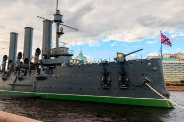 Eski devrimci Aurora kruvazörü, Ekim devriminin sembolü, şu anda Rusya 'nın Saint Petersburg kentindeki Neva nehrinde bir müze gemisi olarak korunuyor.