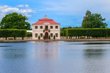 Marly Sarayı St. Petersburg, Rusya 'daki Aşağı Peterhof Parkında.