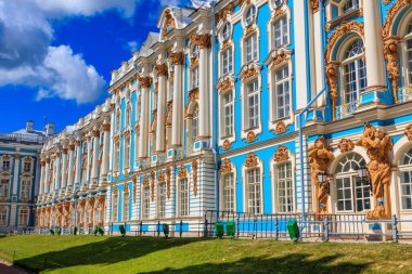 Catherine Palace, Rusya 'nın Saint Petersburg eyaletinin 30 km güneyinde, Tsarskoye Selo (Puşkin) kasabasında yer alan bir Rococo sarayıdır. Rus Çarları 'nın yazlık eviydi.