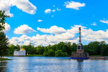 Tsarskoye Selo, Puşkin, Rusya 'daki Catherine Park' ta Chesme sütunu ve Türk hamamı pavyonu