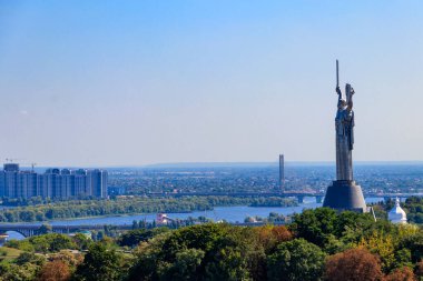 Ukrayna Kiev 'deki Anavatan Anıtı ve Dinyeper Nehri manzarası. Kiev şehir manzarası