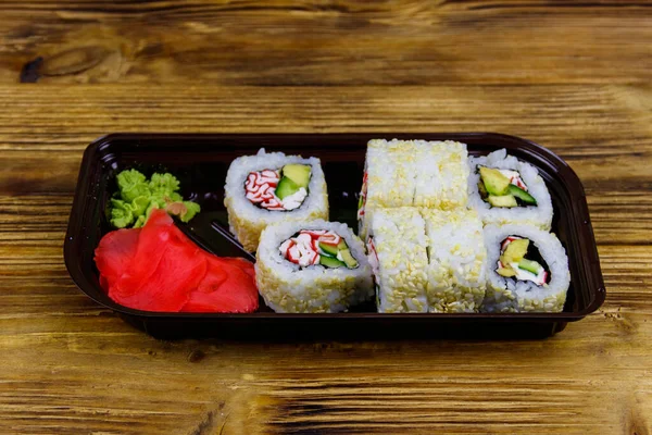 Uramaki Sushi Rola Com Surimi Caixa Plástico Mesa Madeira Sushi — Fotografia de Stock