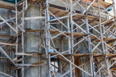 Eski ahşap iskeleli eski binanın yeniden inşası